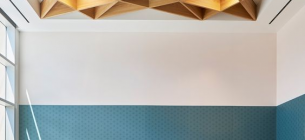 32 Inspirasi Desain Plafon kayu Yang Keren Untuk Ruang Tamu